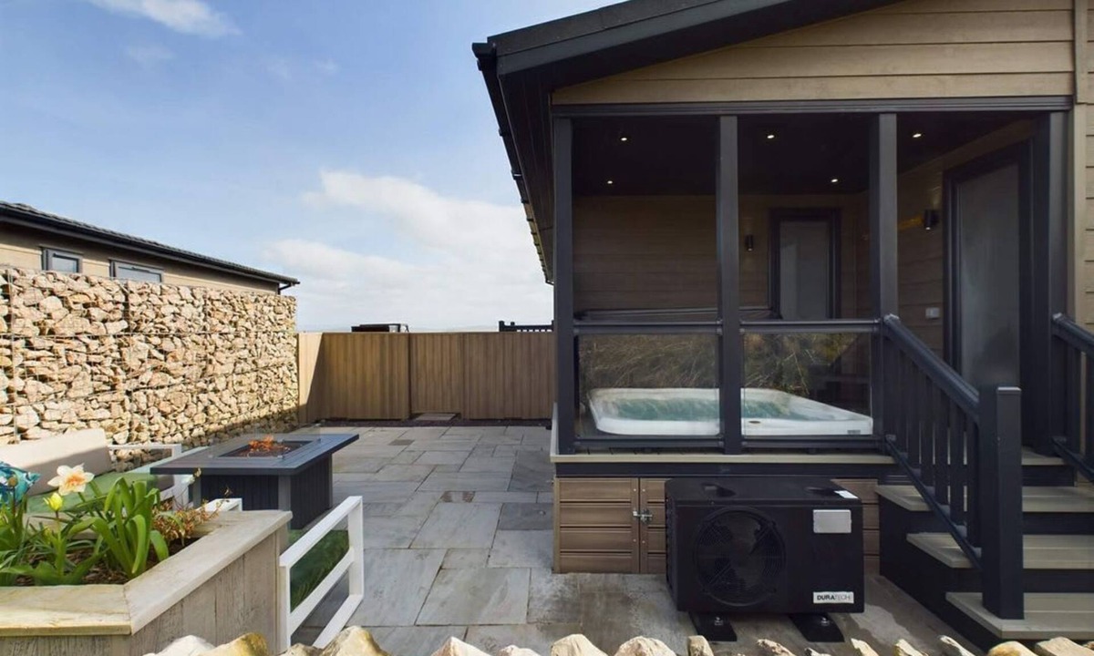 Penrith Cabin | Spa Sauna Lodge (Pet), Penrith