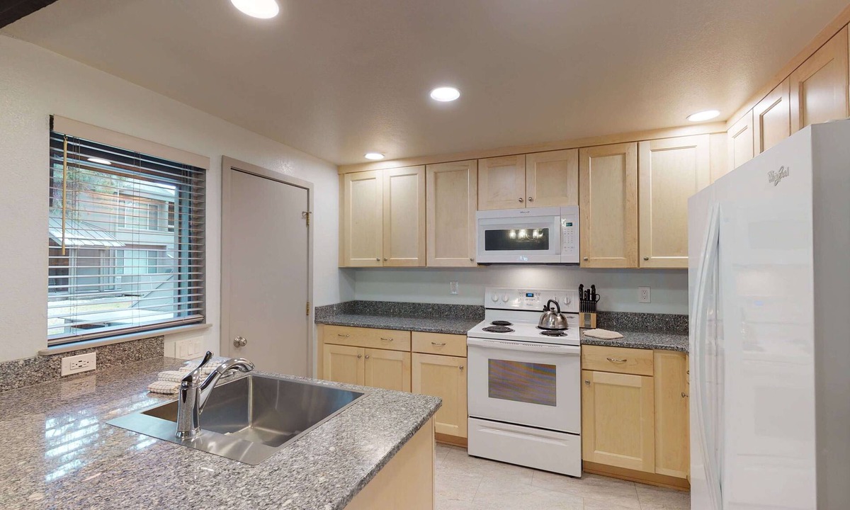 Tennis Village Condo | Spa-Side Escape with A/C, BBQ & King Suites