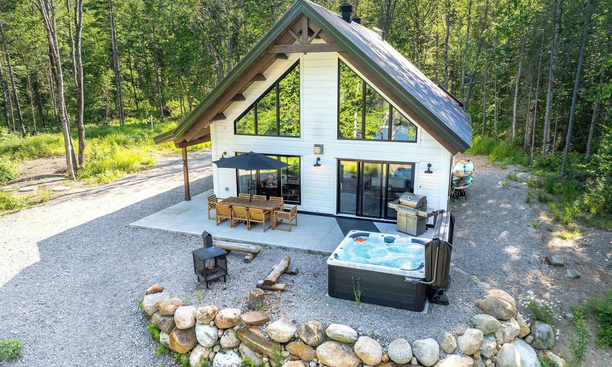 Lac-aux-Sables Ski Chalet | Spa, Steam room and Lake | Le Stuga