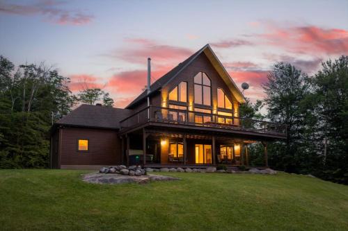 Mauricie Ski Chalet | Spa - Terrasses & River - Hauteur du Saint-Maurice