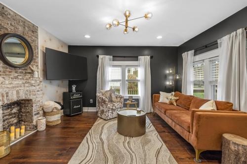 Woodbine House | Space Cowboy Cottage and Firepit Huge yard close2downtown