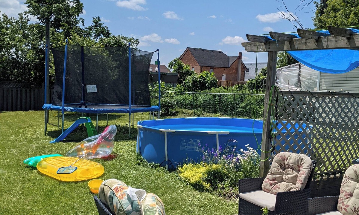Bradford House | Spacious 3 Bedroom Home and Yard. Great for entertaining large groups