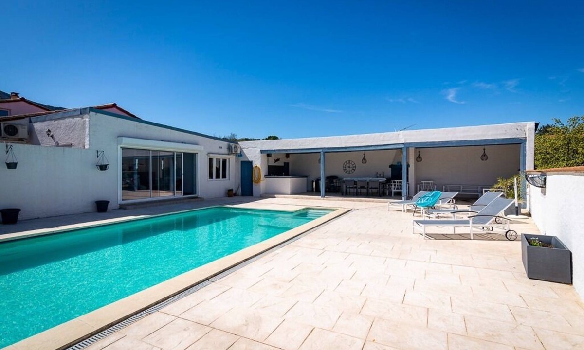 Montesquieu-des-Alberes Villa | Spacious family home with large outdoor pool area, only 25 min from the beach