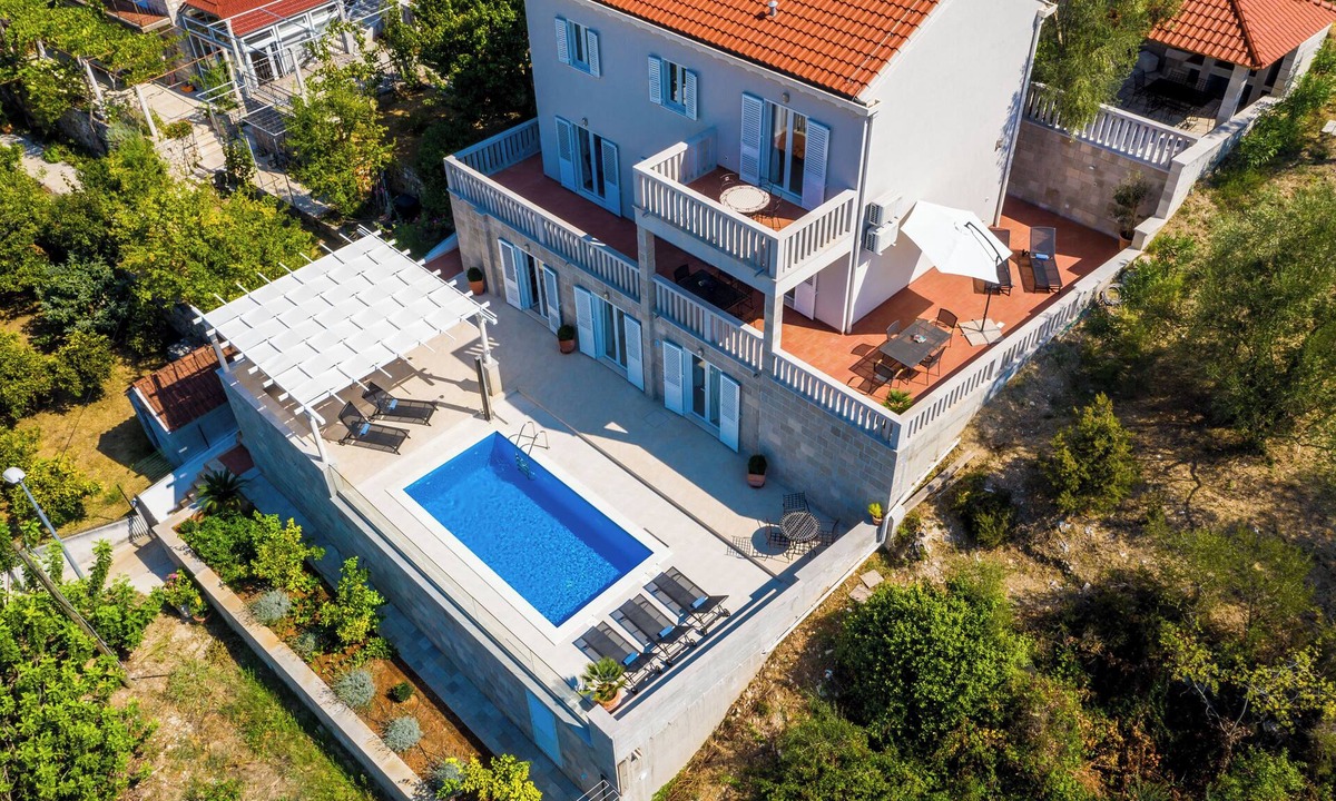 Sipan Island Villa | Spacious 7-bedroom villa on lovely Sipan Island with a Swimming Pool