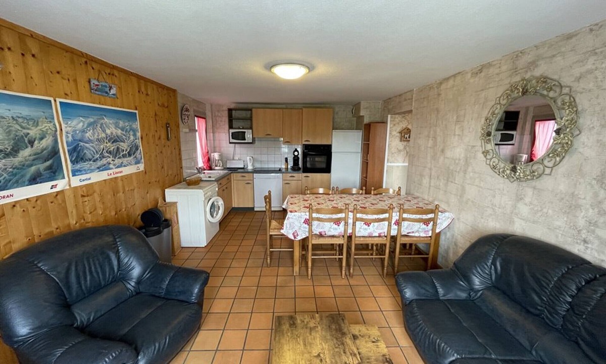 Saint-Jacques-des-Blats Apartment | Spacious apartment with pets allowed and free parking