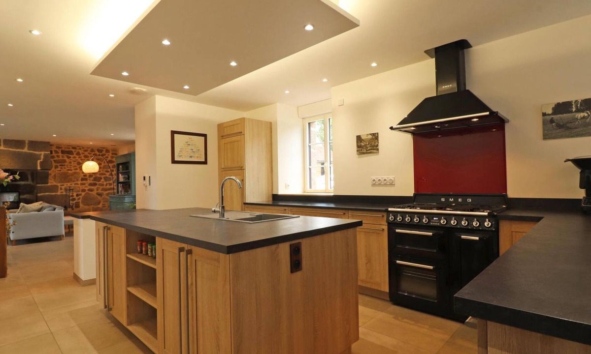 Saint-Patrice-du-Desert Cottage | Spacious house with garden, spa, and game room