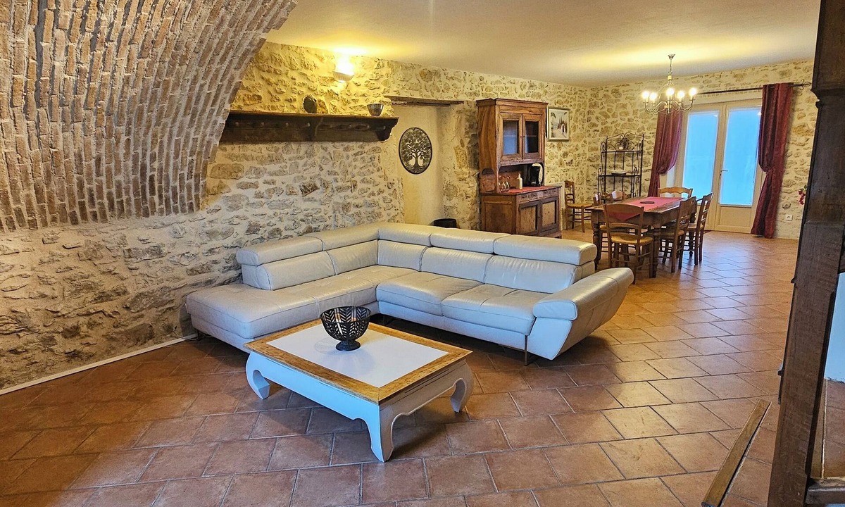 Saint-Paulet-de-Caisson Apartment | Spacious, quiet cottage in the countryside