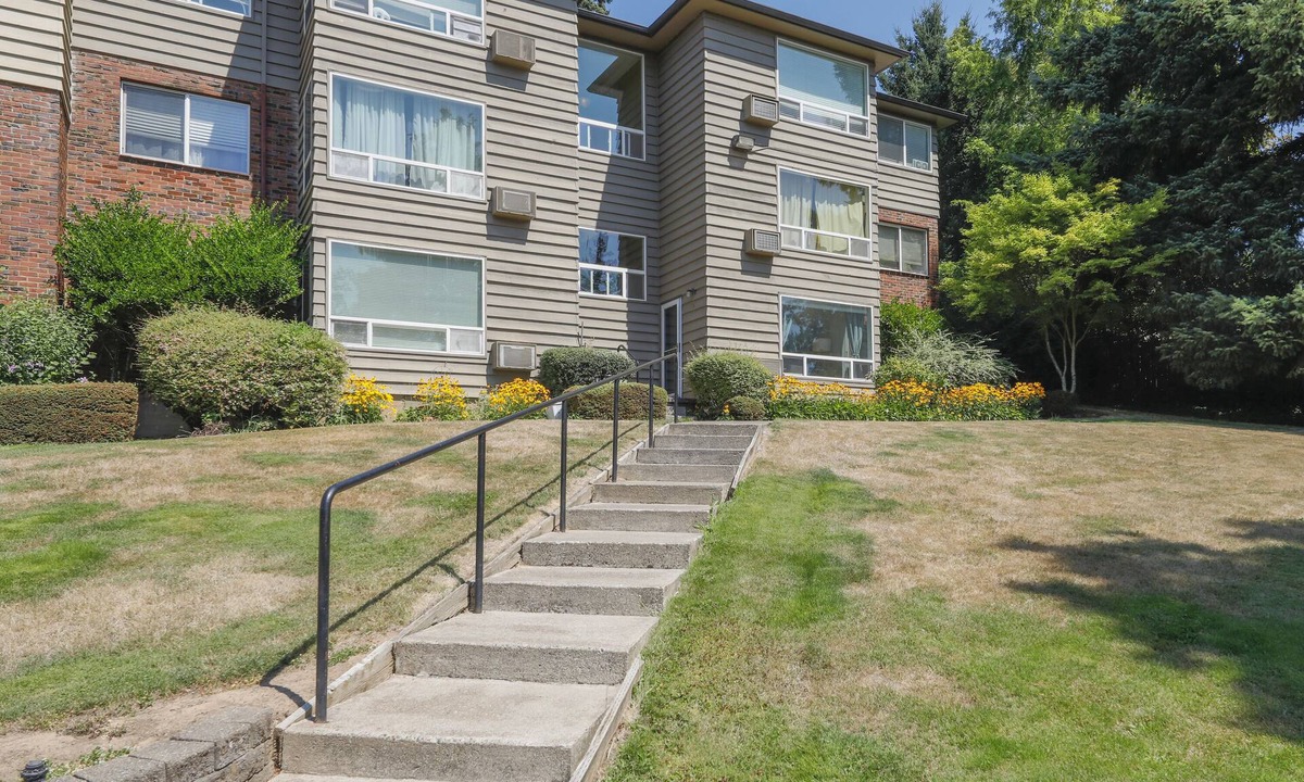 West Slope Condo | Spacious 1-bdr on Canyon Rd. Designated Parking.