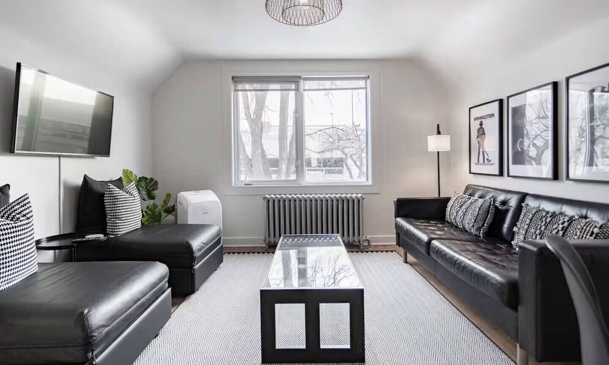 Winnipeg Apartment | Spacious 1 Bed/1 Bath near HSC and Downtown *Sleeps 4 and Free Parking