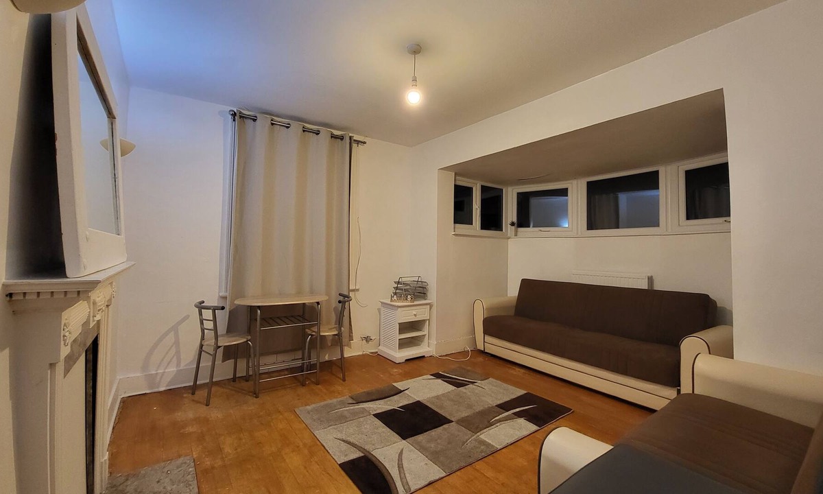 Ealing Common Apartment | Spacious 1 Bed Apartment in Ealing