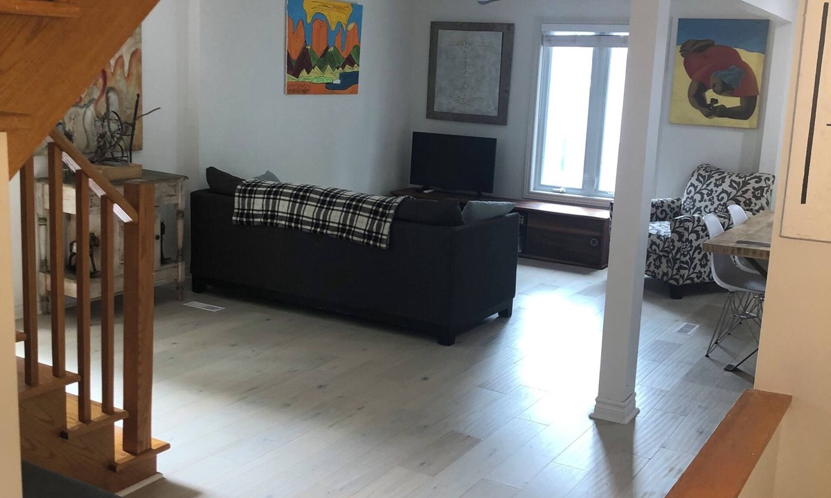 Strathcona Apartment | Spacious 1 bedroom apartment