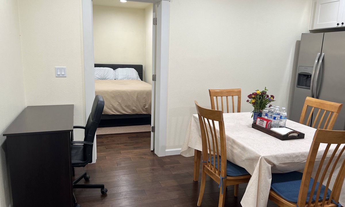 Silver Lake House | Spacious 1 bedroom apartment 2 mins to shopping malls and restaurants