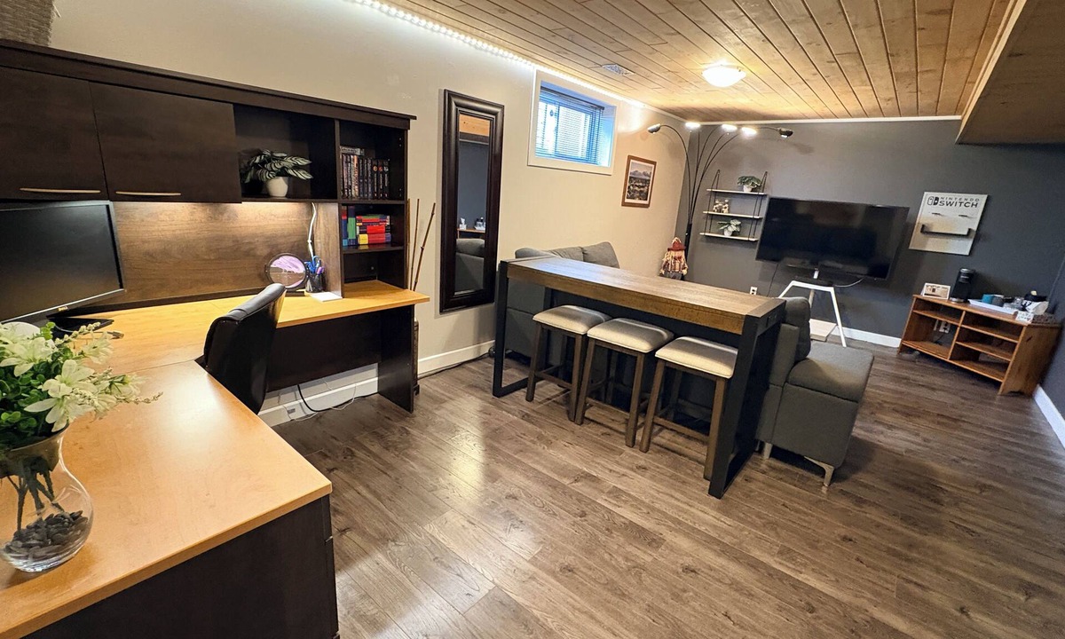 Kingston Apartment | Spacious 1 bedroom basement suite with free parking near CFB, RMC & Downtown.