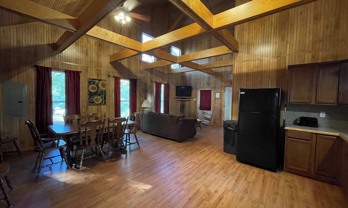 Zwolle Cabin | Spacious 1-Bedroom Cabin with Full Kitchen, Vaulted Ceiling & Outdoor Space