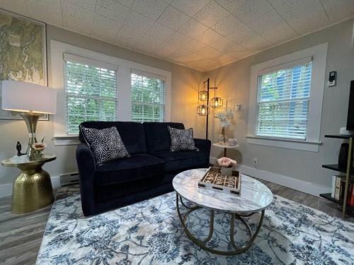 Edgecomb House | Spacious 1 Bedroom Close to Everything 4