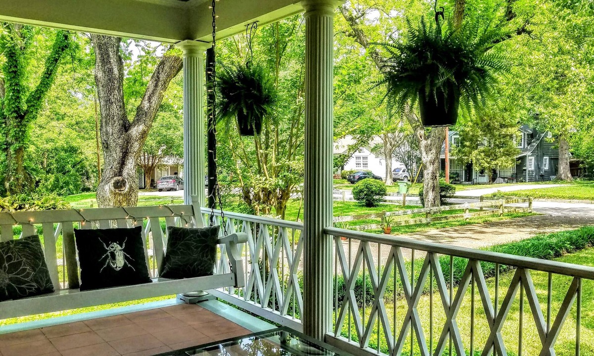 Montgomery House | Spacious 1 Bedroom Suite in Historic Cloverdale