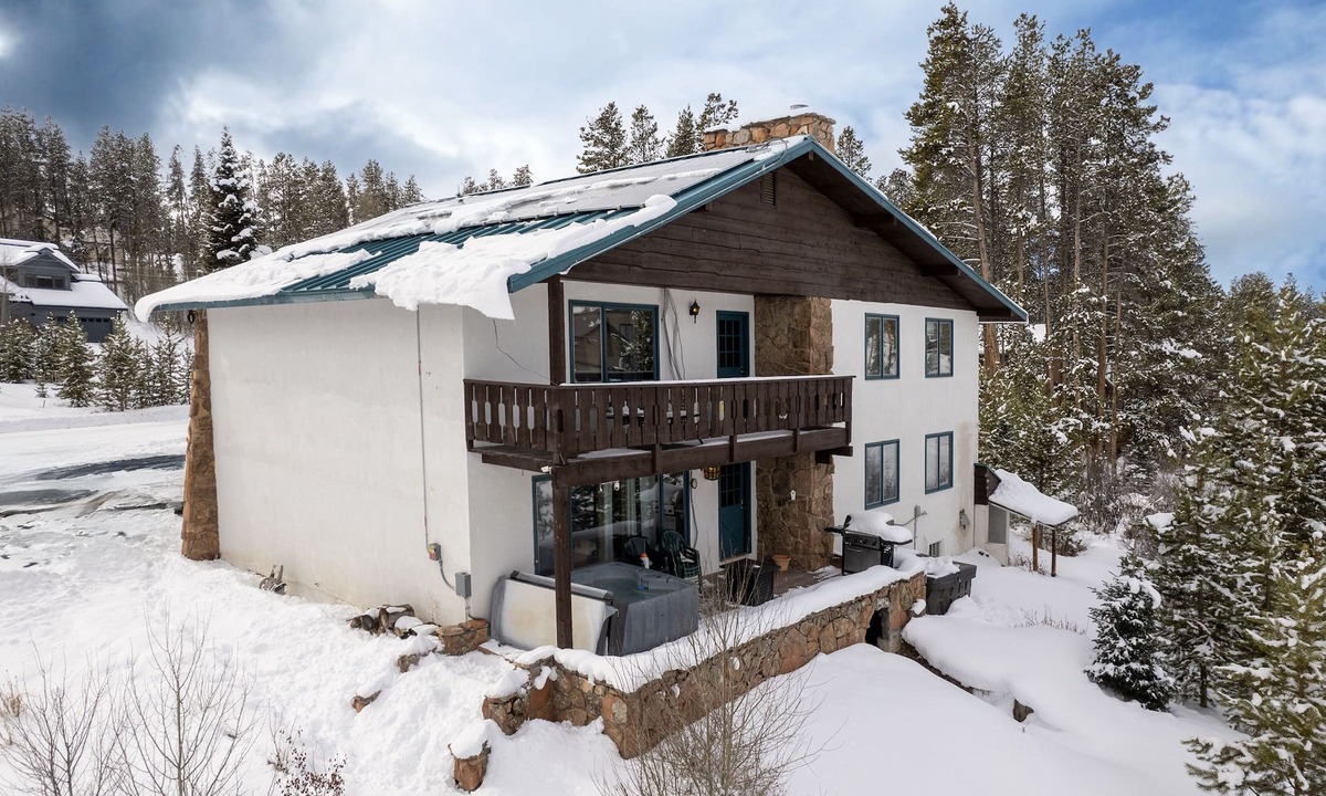 Fraser Ski Chalet | Spacious 11BR/8BA Mountain Chalet/Stunning Views/Walk to Free Ski Bus