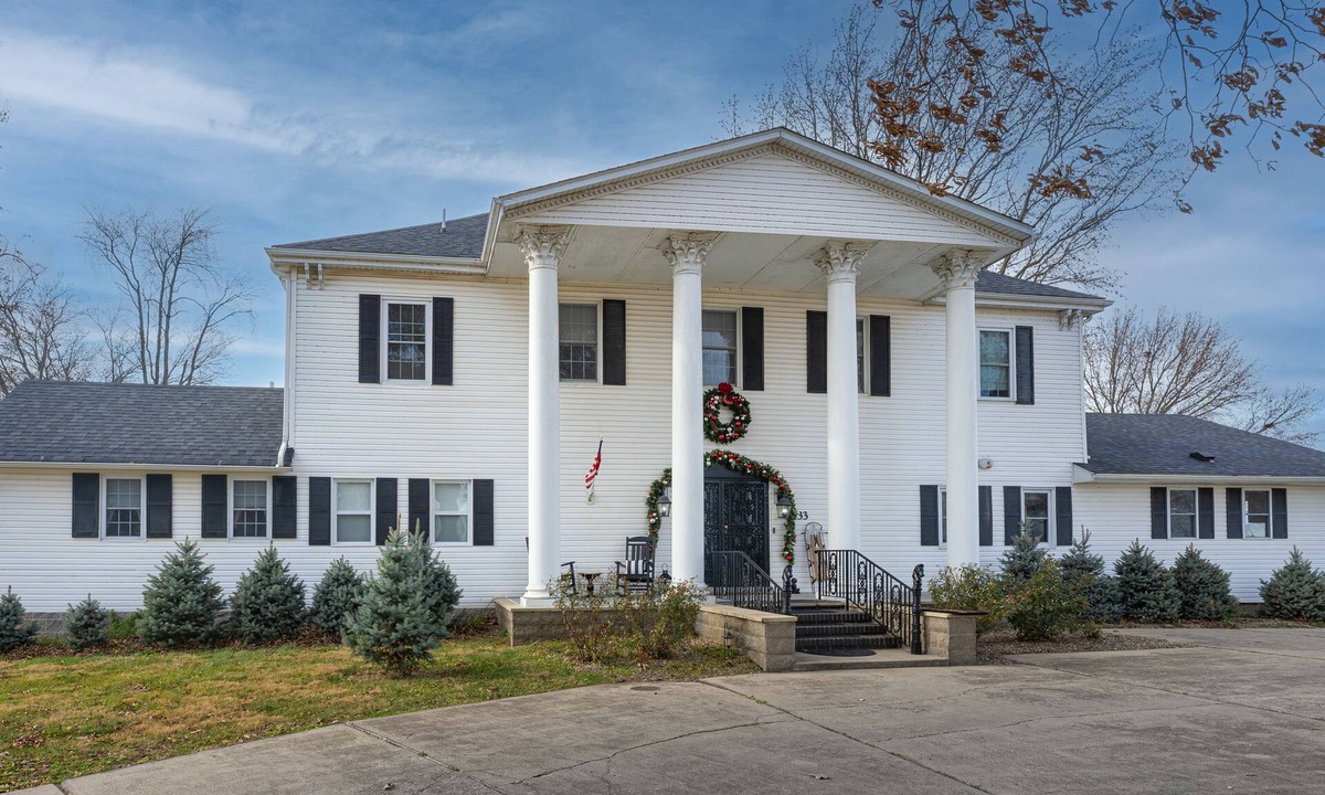 St. Clair County House | Spacious 1845 Mansion with modern amenities. Loved by large groups, 5bd/4.5ba!