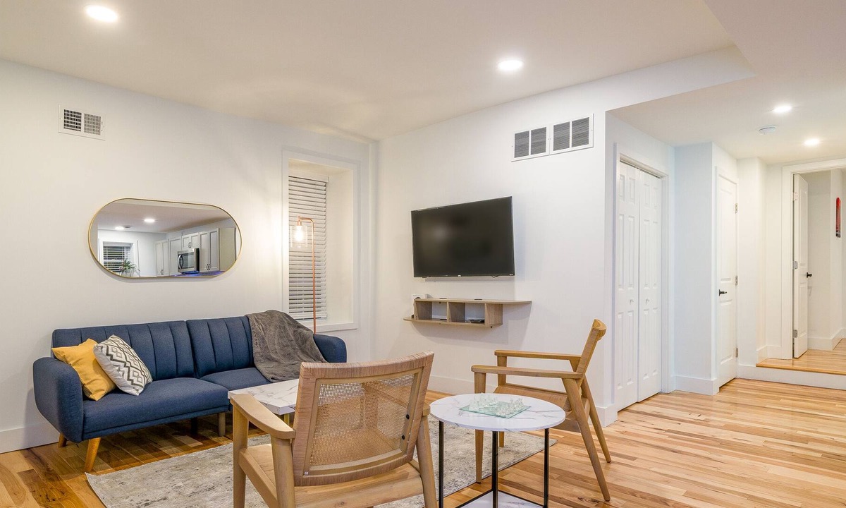 Corn Hill Apartment | Spacious 1Bd in Cornhill+Parks.+Waterfall+Bars