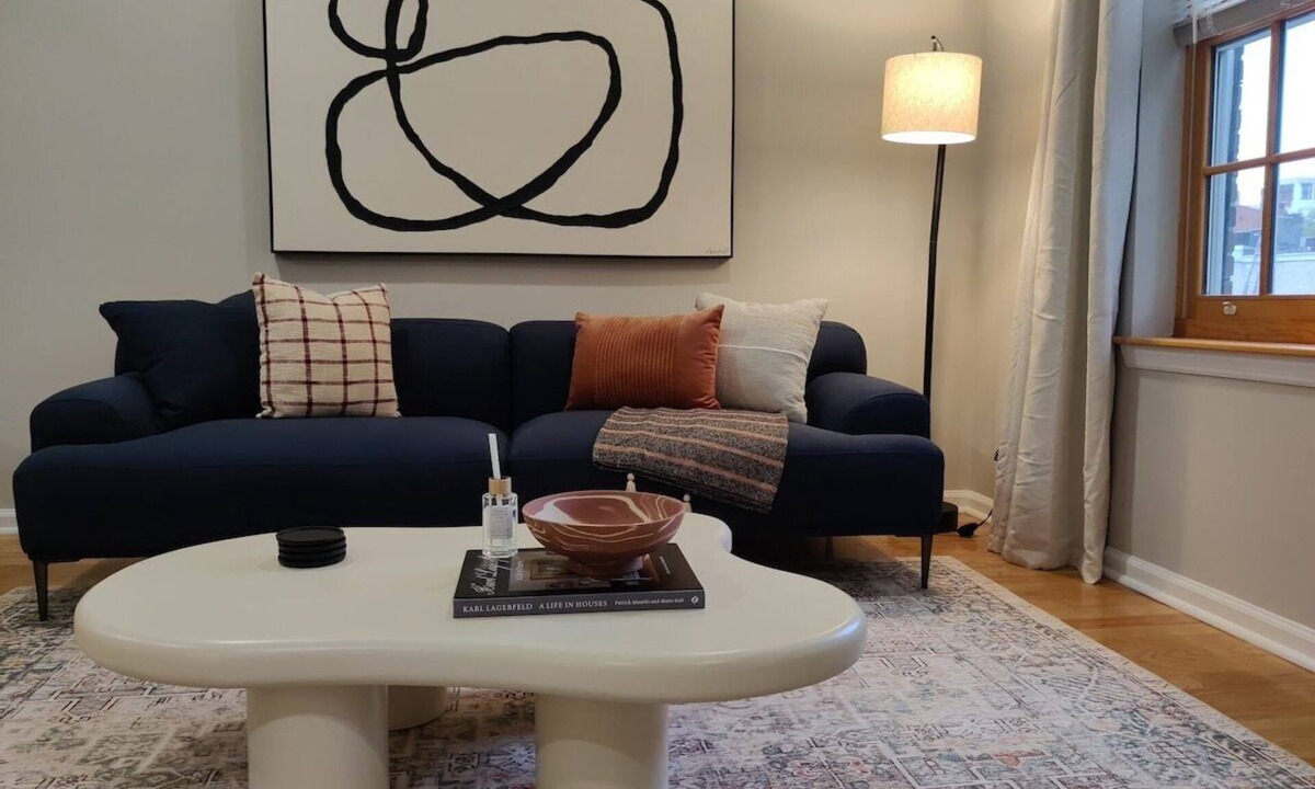 Rittenhouse Row Apartment | Spacious 1BD With Balcony
