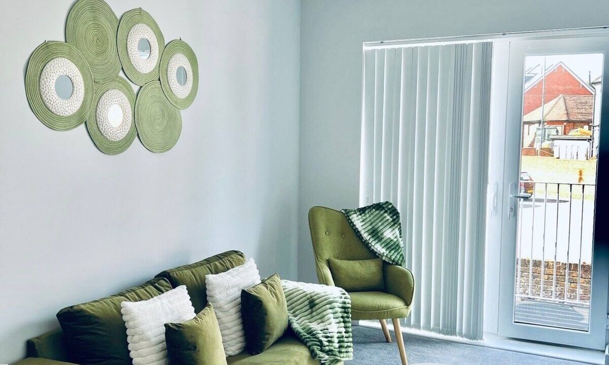 Wainscot Apartment | Spacious 1BR Apt with balcony in Strood-Rochester