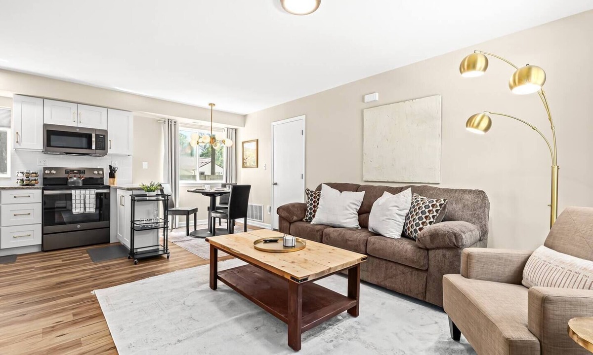 Roseville Apartment | Spacious 1BR Flat w/King Bed & Workspace