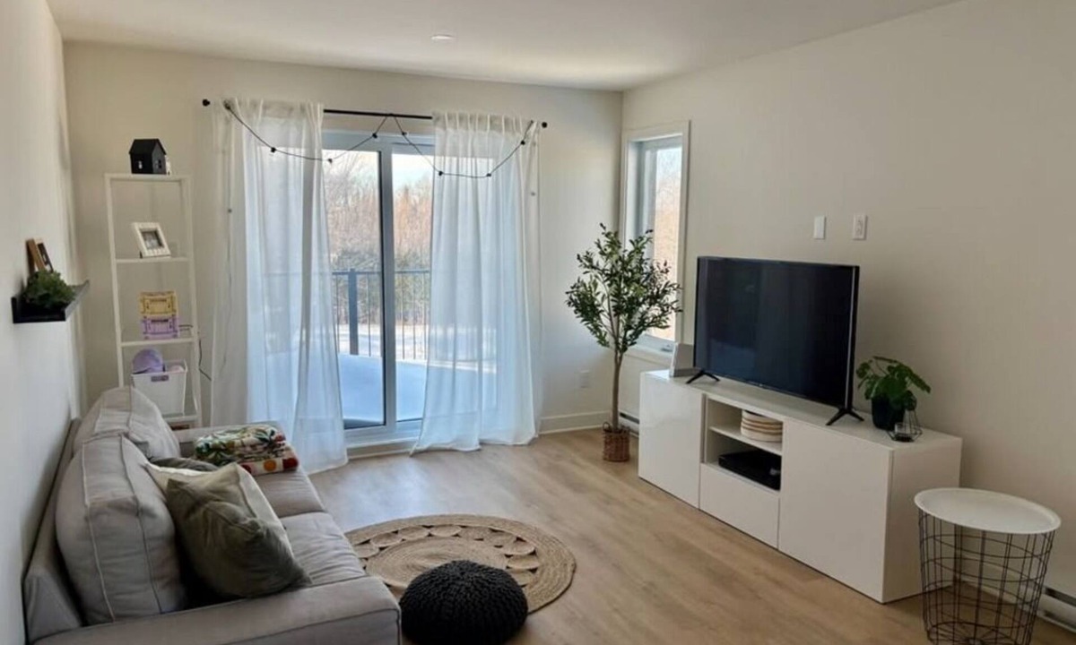 Fabreville Apartment | Spacious 1BRapartment in Laval, all included, wifi, parking