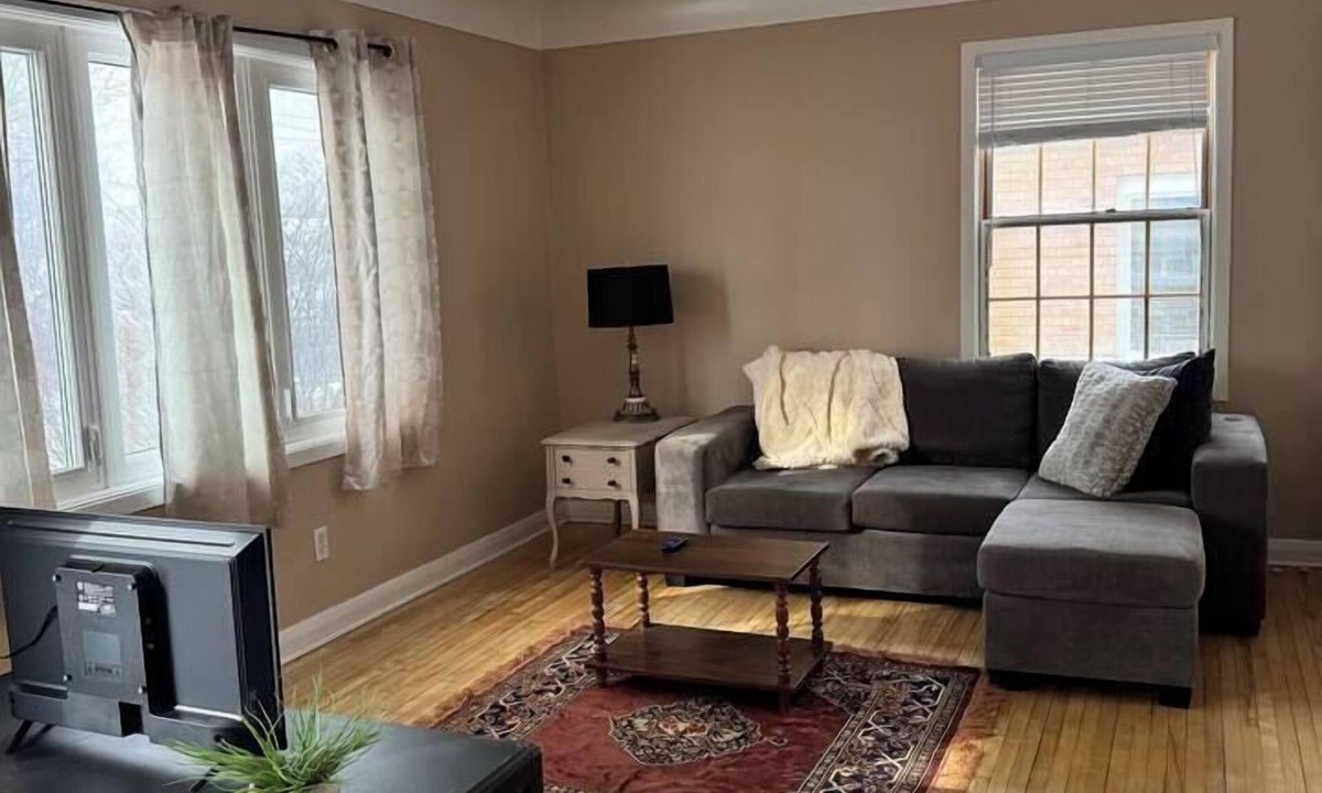 London House | Spacious 2-BD House Near Fanshawe College & LHSC