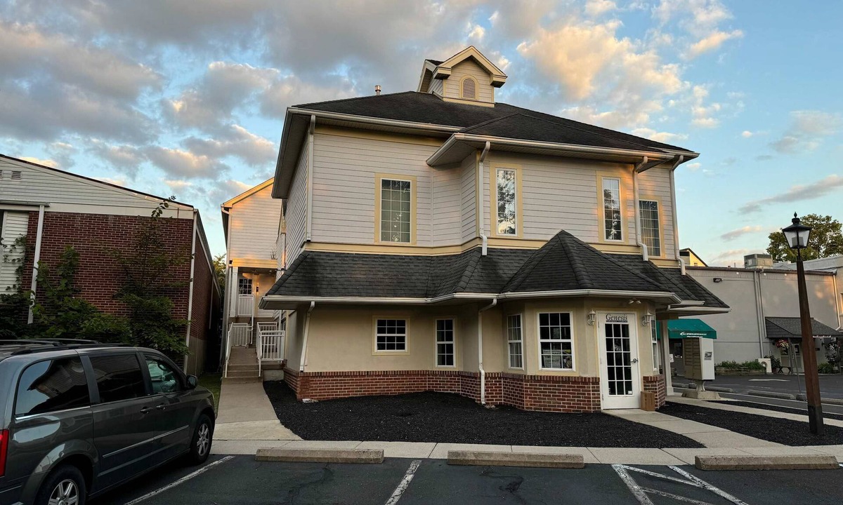 Newtown Apartment | Spacious 2 BDR Central Newtown Hosted By StayRafa