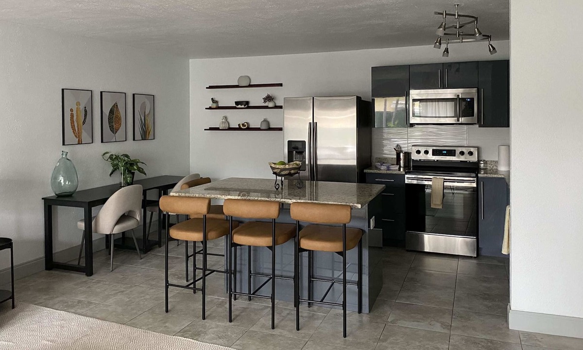 Southside House | Spacious 2 bdrm in WPB - UNIT B