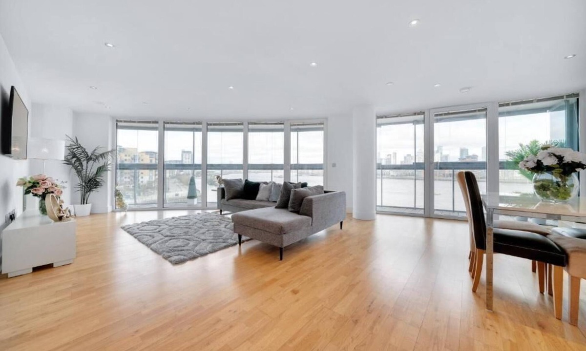 Greenwich West Apartment | Spacious 2-Bed 2-Bath Apartment with River Views Ideal for Long Stays