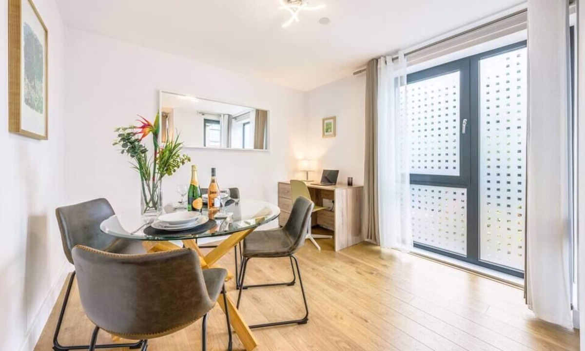 Redhill Apartment | Spacious 2 bed 2 bath apt in Redhill w/ balcony