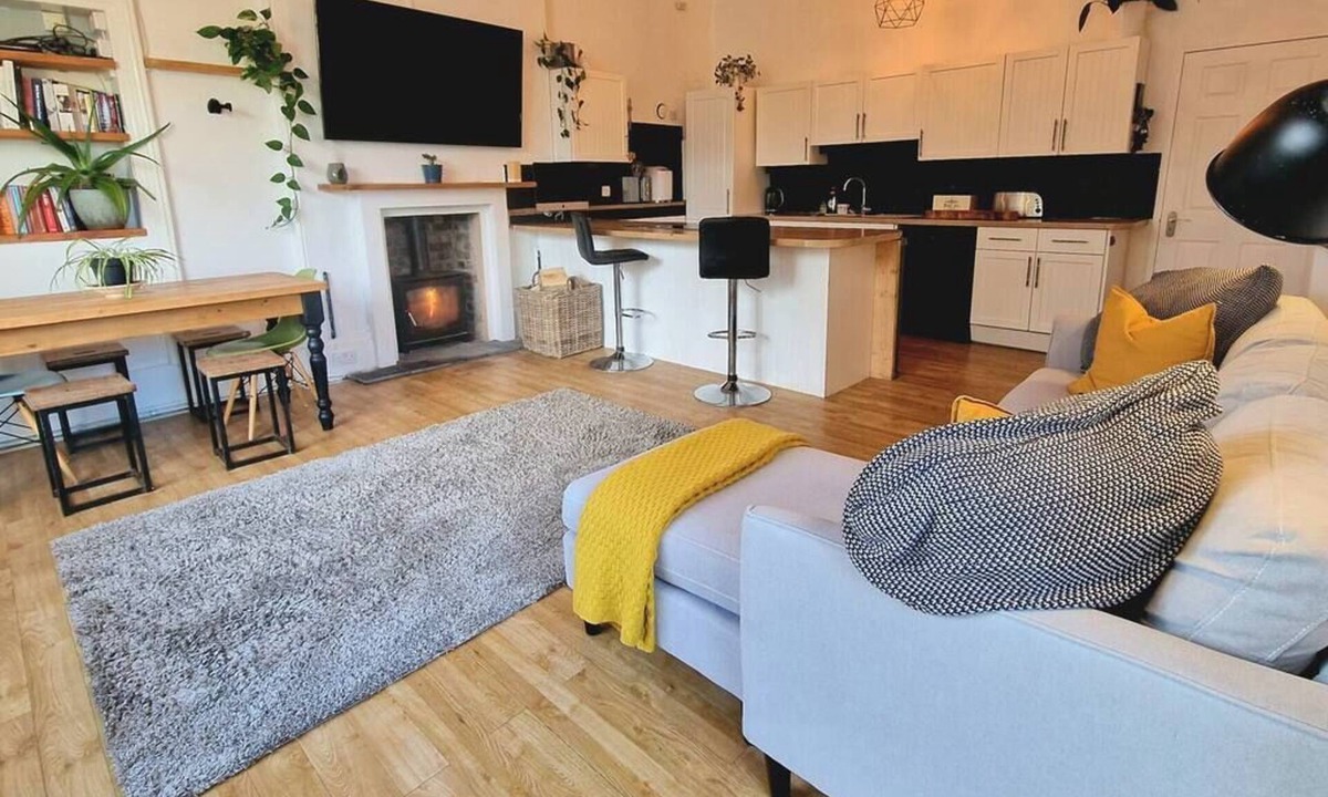 Exeter Apartment | Spacious 2 Bed/Bath Central Apt, Parking & Garden