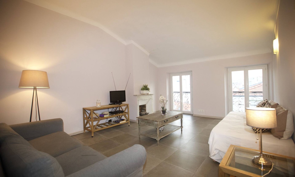 Nice City Centre Apartment | Spacious 2 bed close to sea in Nice