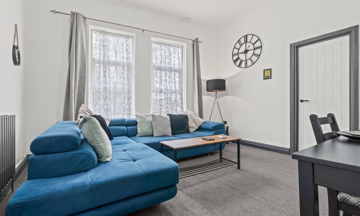 Moseley Apartment | Spacious 2 Bed in Moseley | B13 Work and Leisure