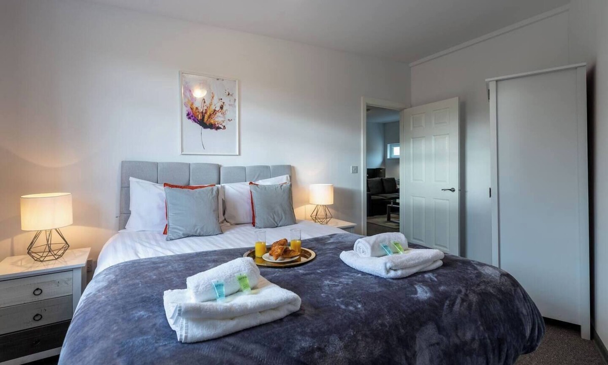 Peterborough Apartment | Spacious 2 bed, Netflix, Parking