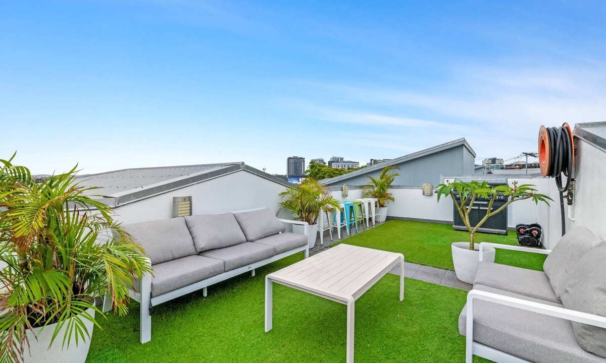 Hamilton Apartment | Spacious 2-Bed with Private Rooftop & BBQ Access