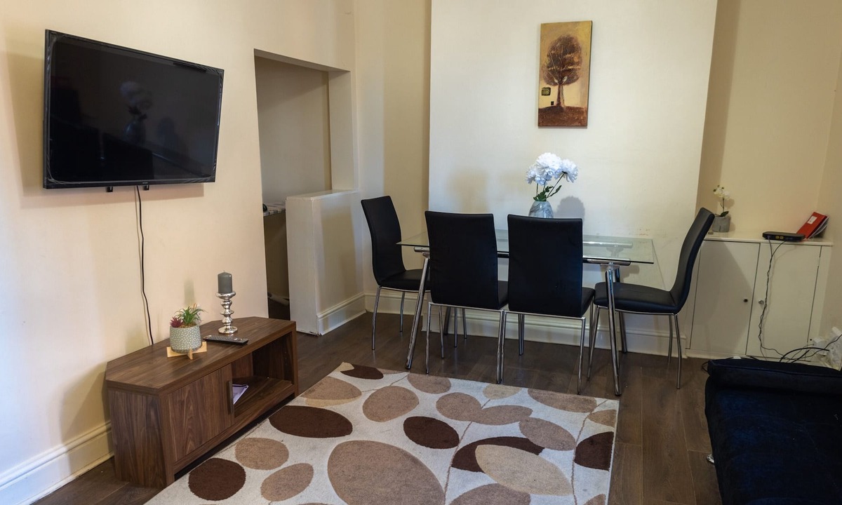 Openshaw House | Spacious 2 Bedroom House Manchester