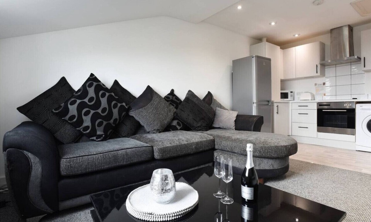 Portsmouth Apartment | *Spacious 2 Bedroom, 2 Bathroom Flat with Parking*