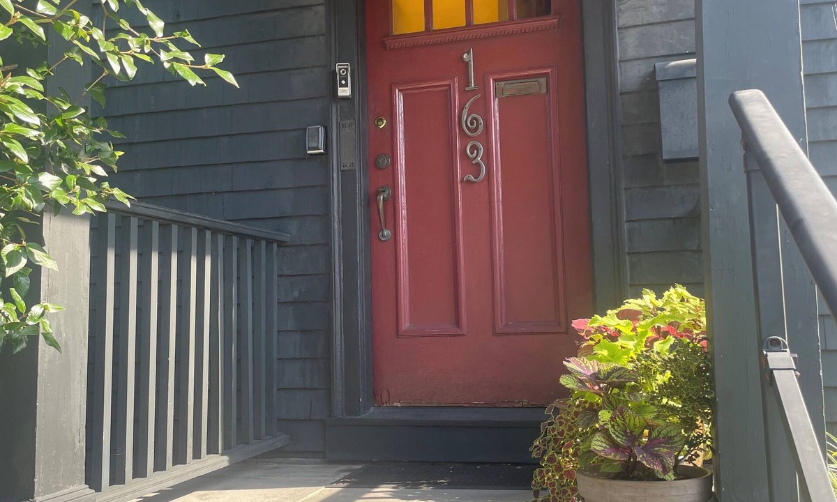 West Cambridge Apartment | Spacious 2 bedroom home in Harvard Square with permitted free on street parking