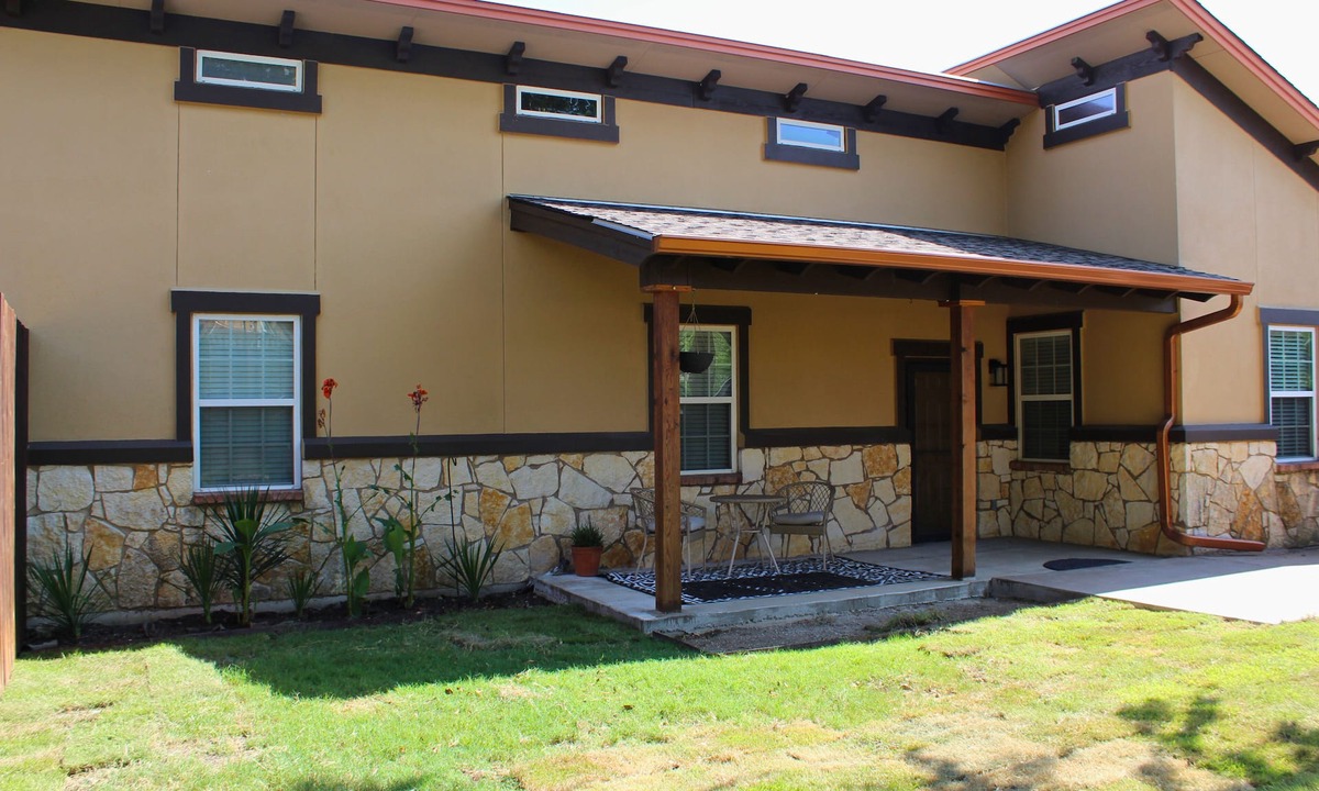 Buda House | Spacious 2-bedroom house in lovely Buda with fitness room, office, and 2 patios!