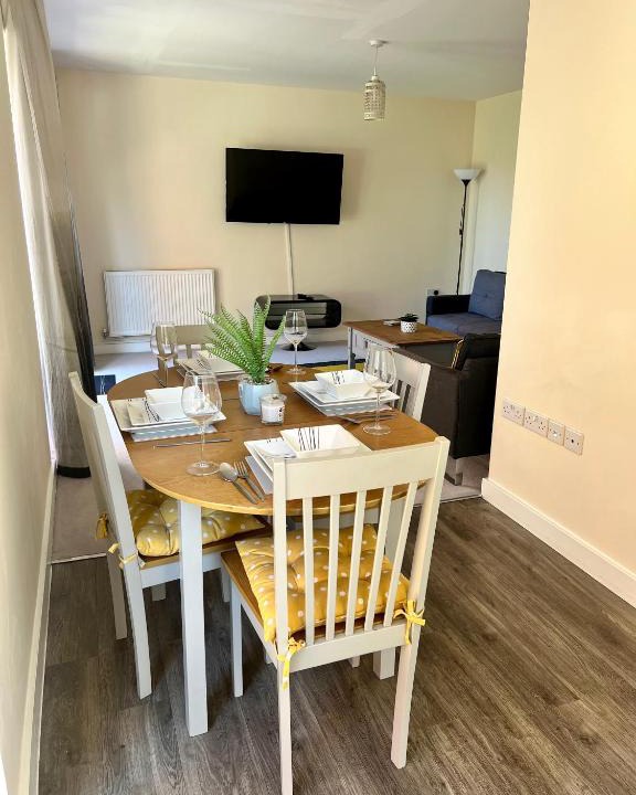 Chatham House | Spacious 2-bedroom house with free parking