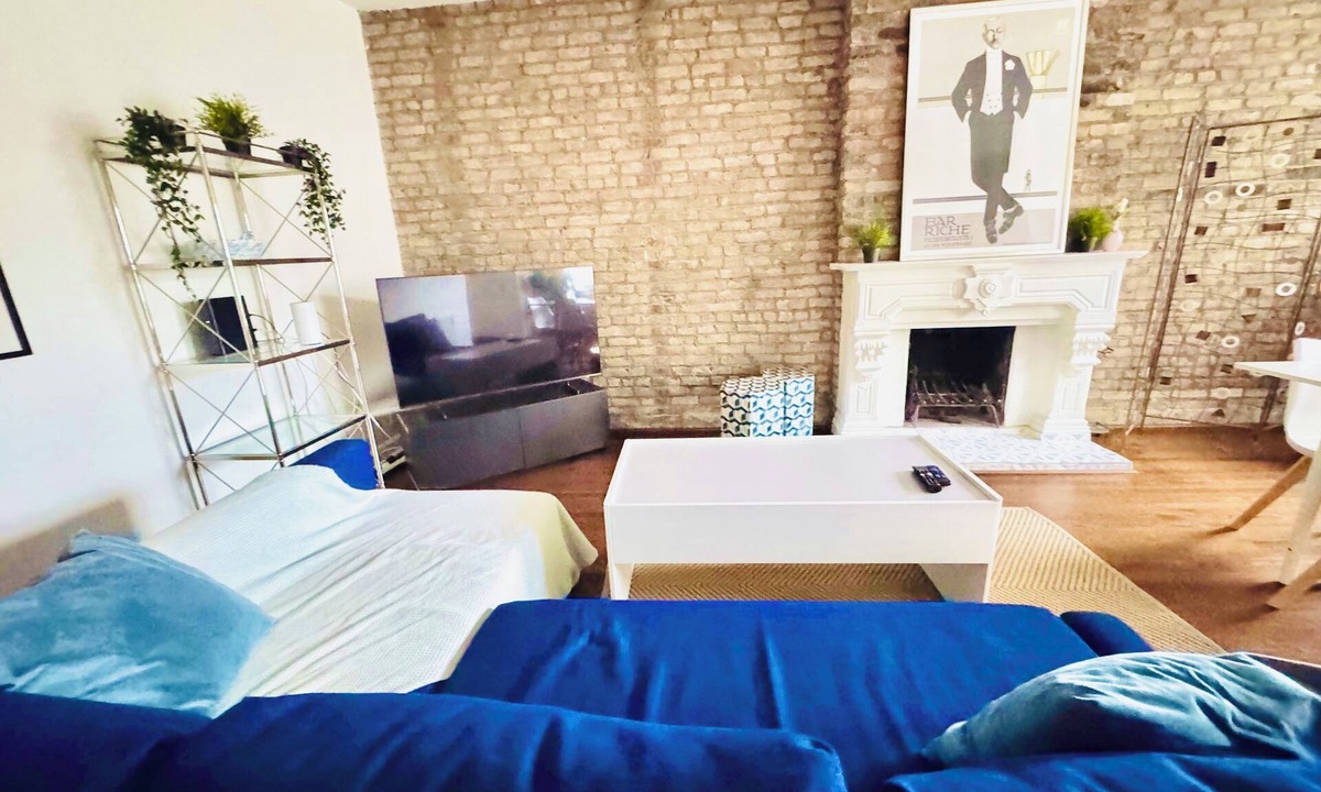 Old Town Triangle Apartment | Spacious 2 Bedroom unit with a Free Parking Spot