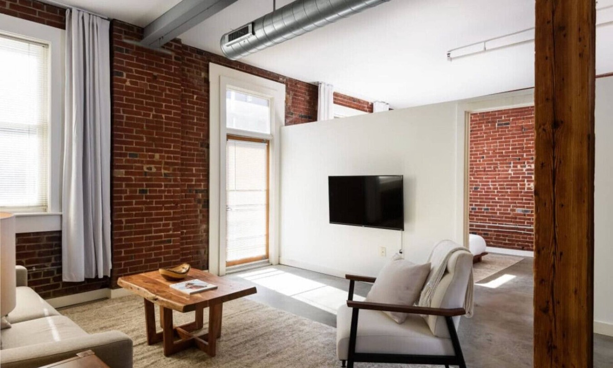 Downtown St. Louis Apartment | Spacious 2 BR Apt with Full Kitchen