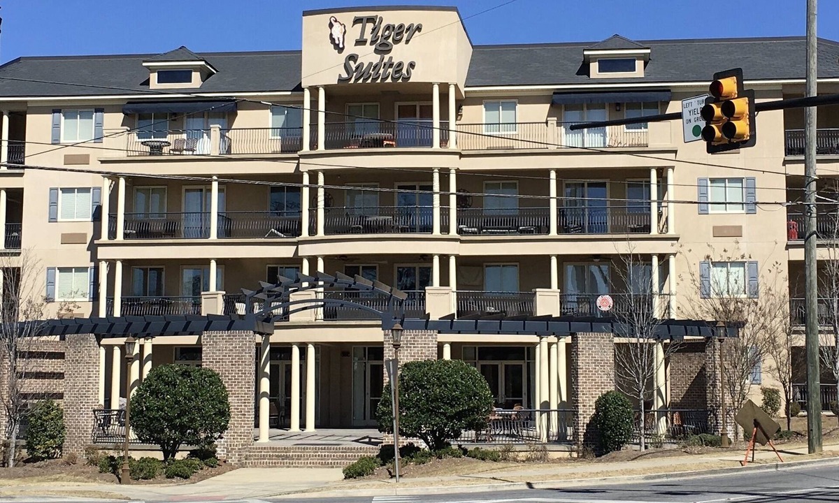 Auburn Condo | Spacious 2 BR Condo a Few Blocks From the Stadium - Book now for Camp War Eagle!