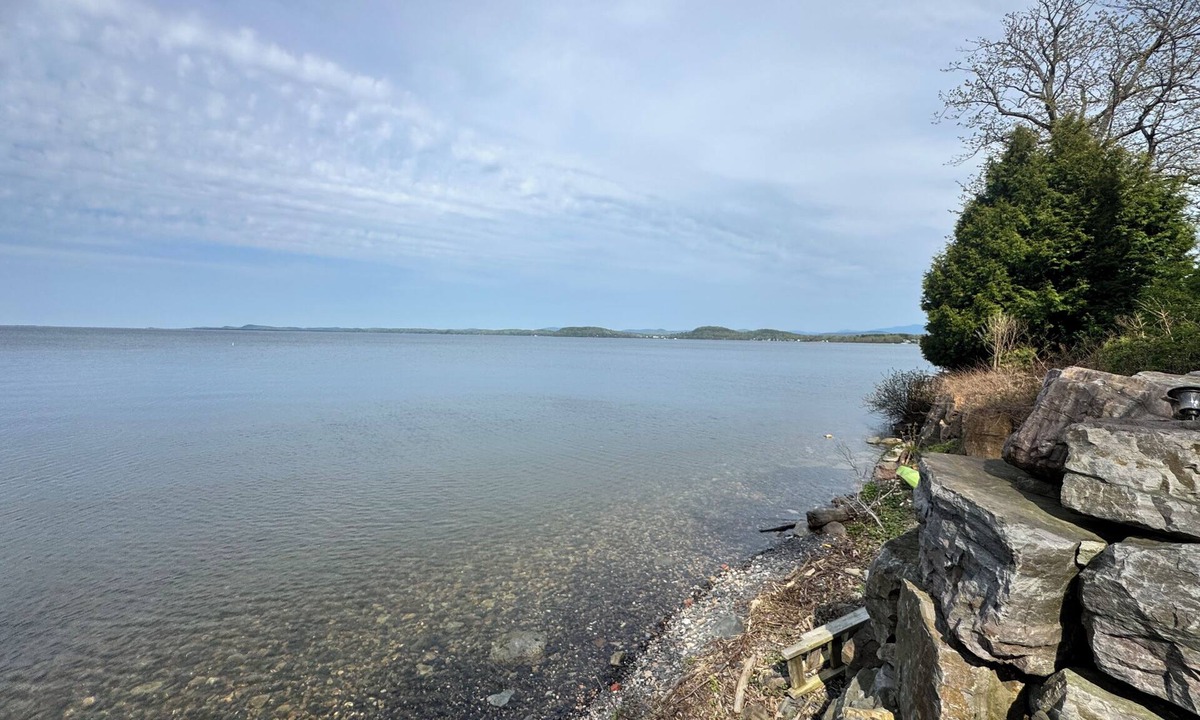 Malletts Bay House | Spacious 2 BR Cottage house - Lake views - beach access.