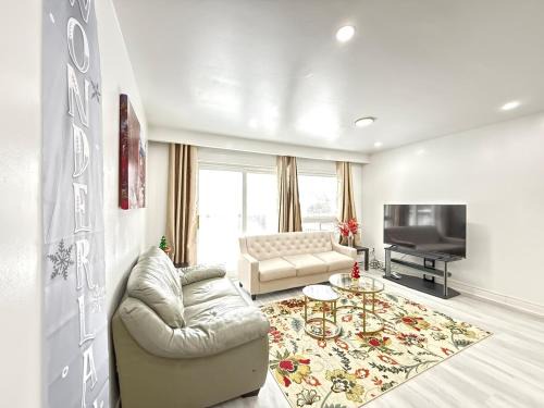 West Hill Apartment | Spacious 2 BR Suite with Parking, Backyard & Desk