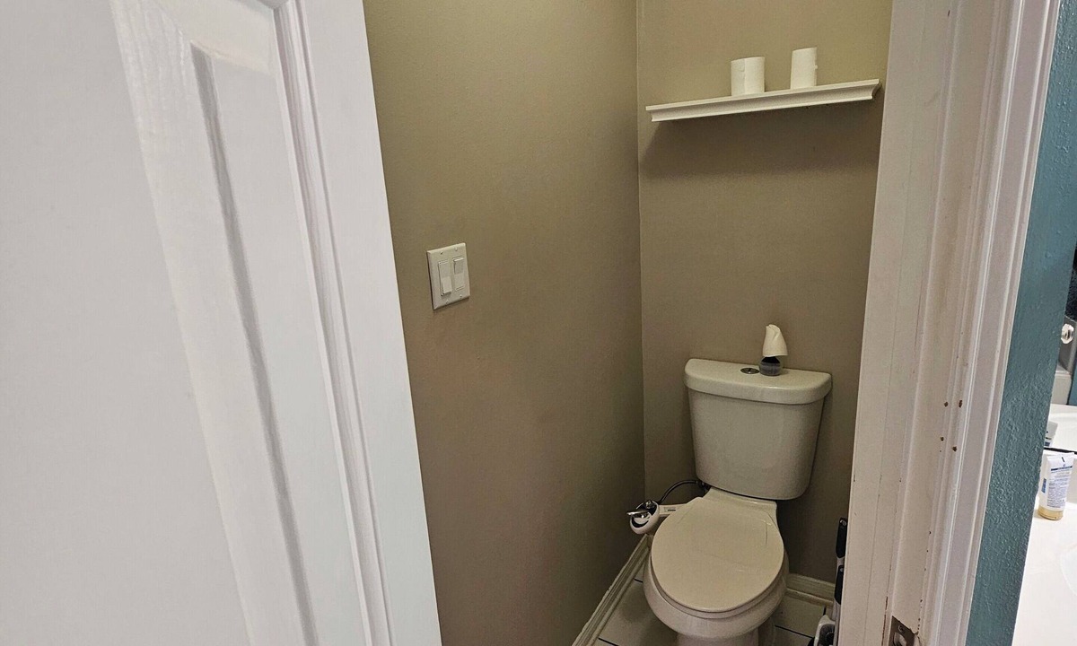 Spring House | Spacious 2140sqft 4-bedroom house with AC, WiFi. NO PARTIES/SMOKING.