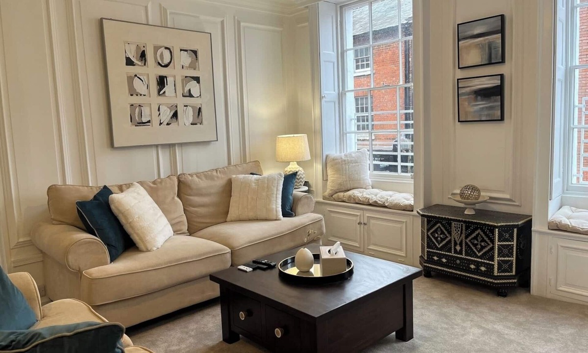 Tring Apartment | Spacious 2B Flat in Clement House