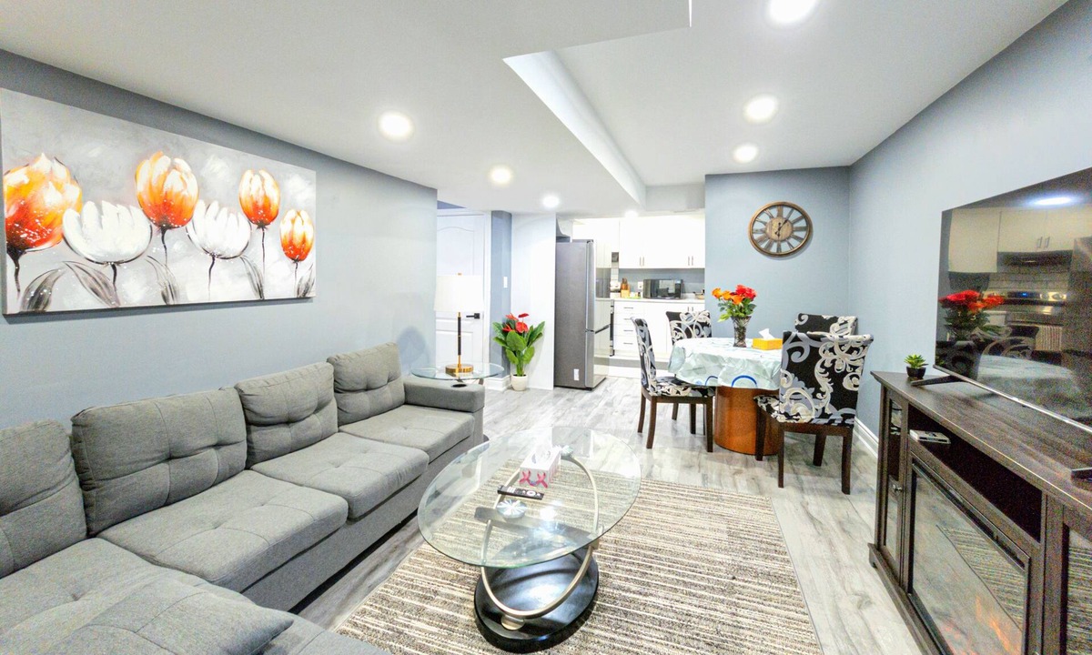 Milton Apartment | Spacious 2Bd family suite with full kitchen. Centrally located.